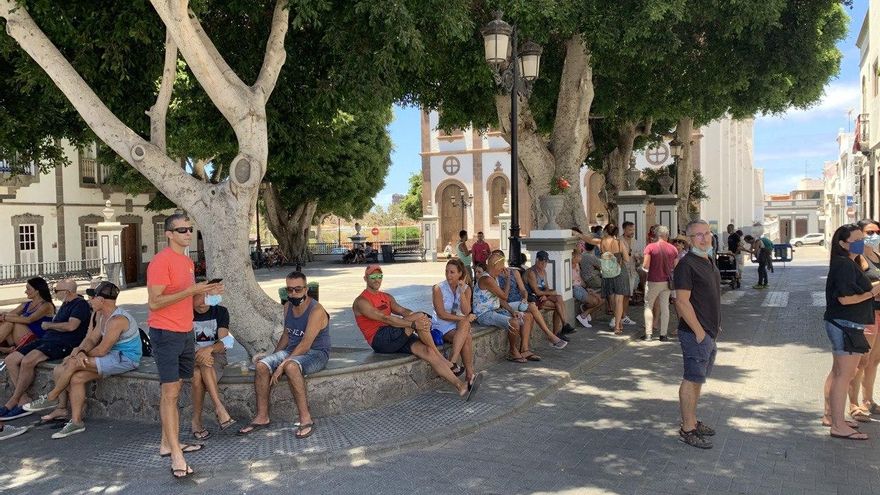Vecinos y visitantes en el casco histórico de Agaete.