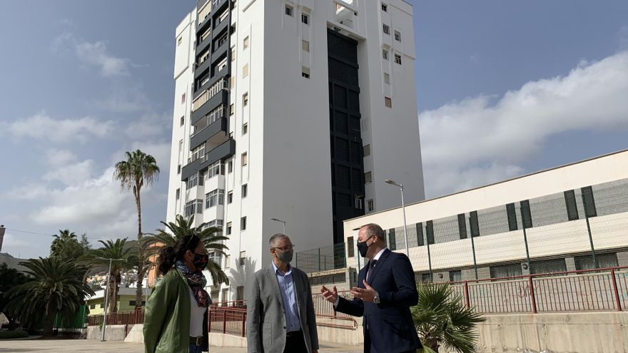 El alcalde de la capital grancanaria, Augusto Hidalgo, y el concejal de Distrito, Prisco Navarro, junto a la directora del Instituto Canario de la Vivienda, Maribel Santana, han visitado las obras 