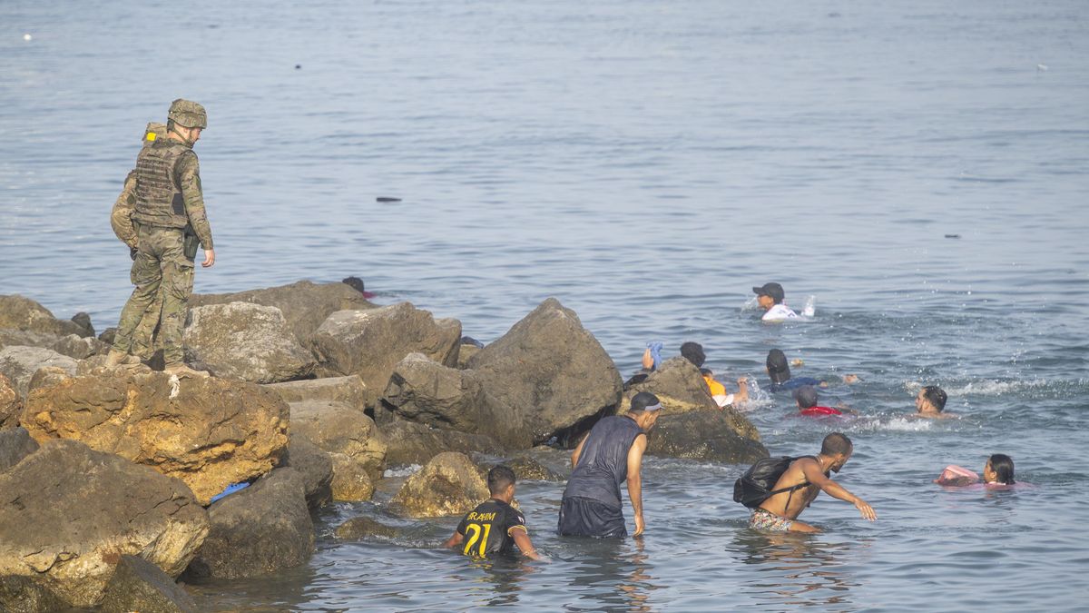 MIlitares vigilando la llegada de migrantes en Ceuta