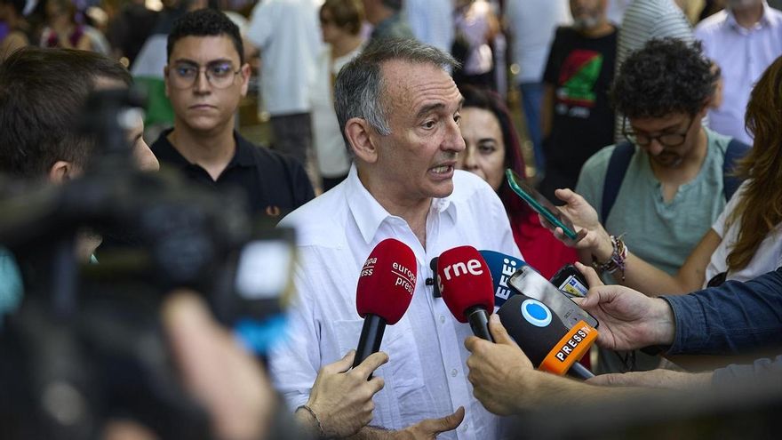 El diputado de Sumar Enrique Santiago ofrece declaraciones a los medios durante una manifestación contra el rearme el sábado en Madrid.