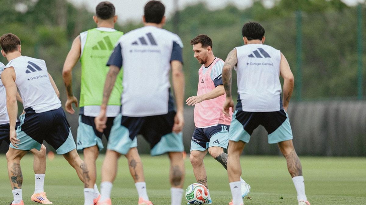 Messi con el balón. Recordó al Indio Solari con cariño