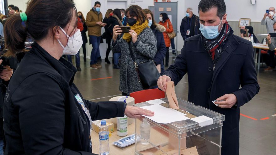 El candidato del PSOE, Luis Tudanca, vota en Burgos