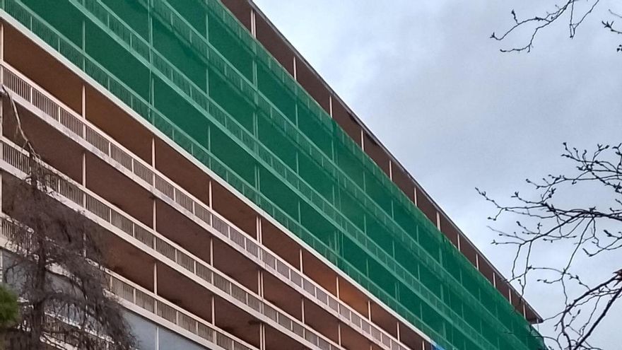 Denuncian la colocación de una malla en el Hospital Provincial que impide el anidamiento de la mayor colonia de vencejos de Córdoba