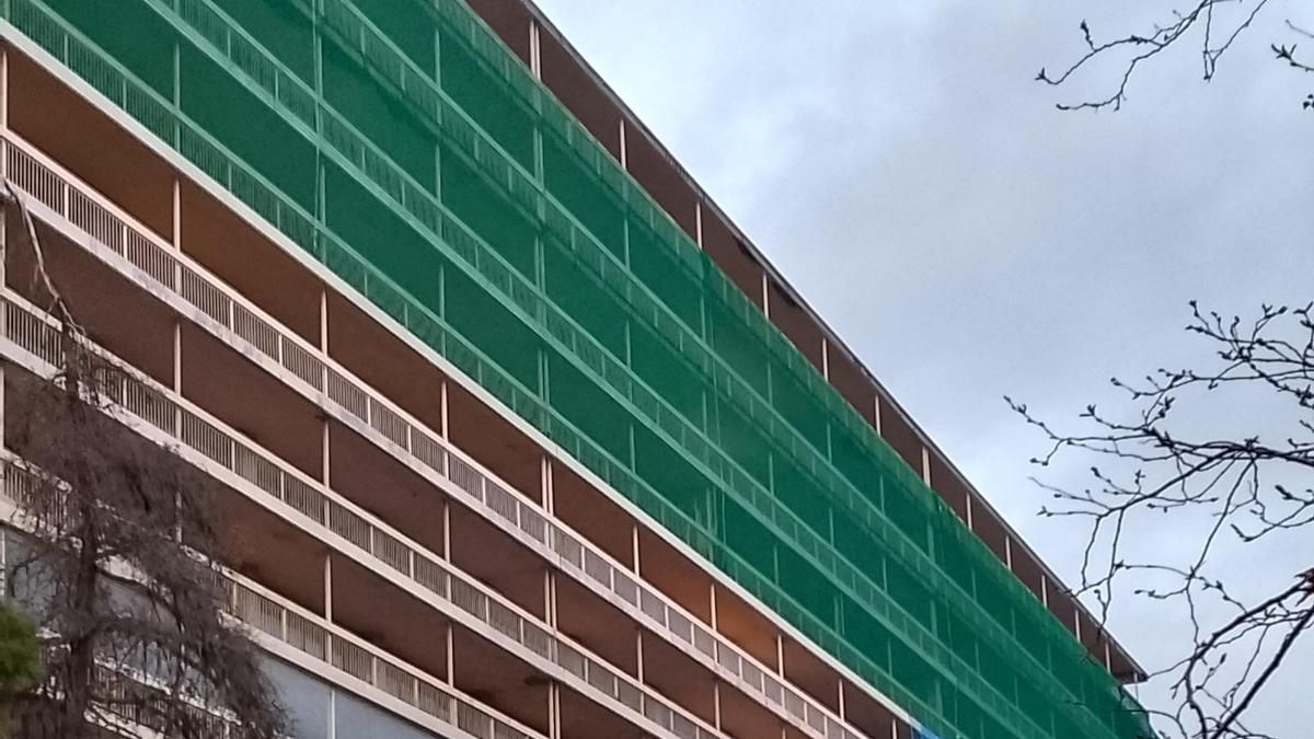 Malla alrededor del Hospital Provincial que impide el acceso de los vencejos a sus nidos.