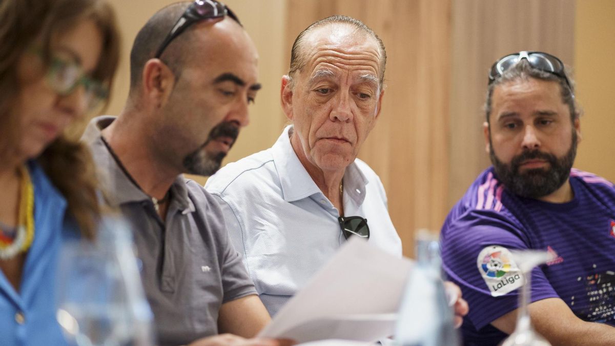 El secretario de organización de la Federación Sindical Canaria (Sindicalistas de Base de Canarias), Manuel Fitas (c), durante la reunión que mantuvieron sindicatos y patronal hotelera en Santa Cruz de Tenerife para negociar el convenio del sector de la hostelería.