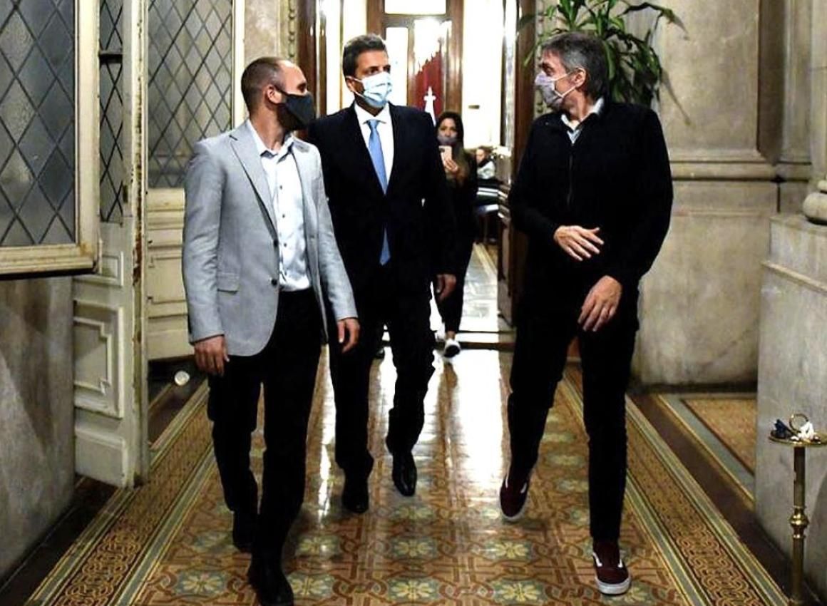 Martín Guzmán, entonces ministro de Economía; Sergio Massa, jefe de la Cámara de Diputados, y Máximo Kirchner, jefe del bloque del Frente de Todos, cuando el gobierno de Alberto Fernández discutía en plena pandemia la renegociación de la deuda con el FMI.