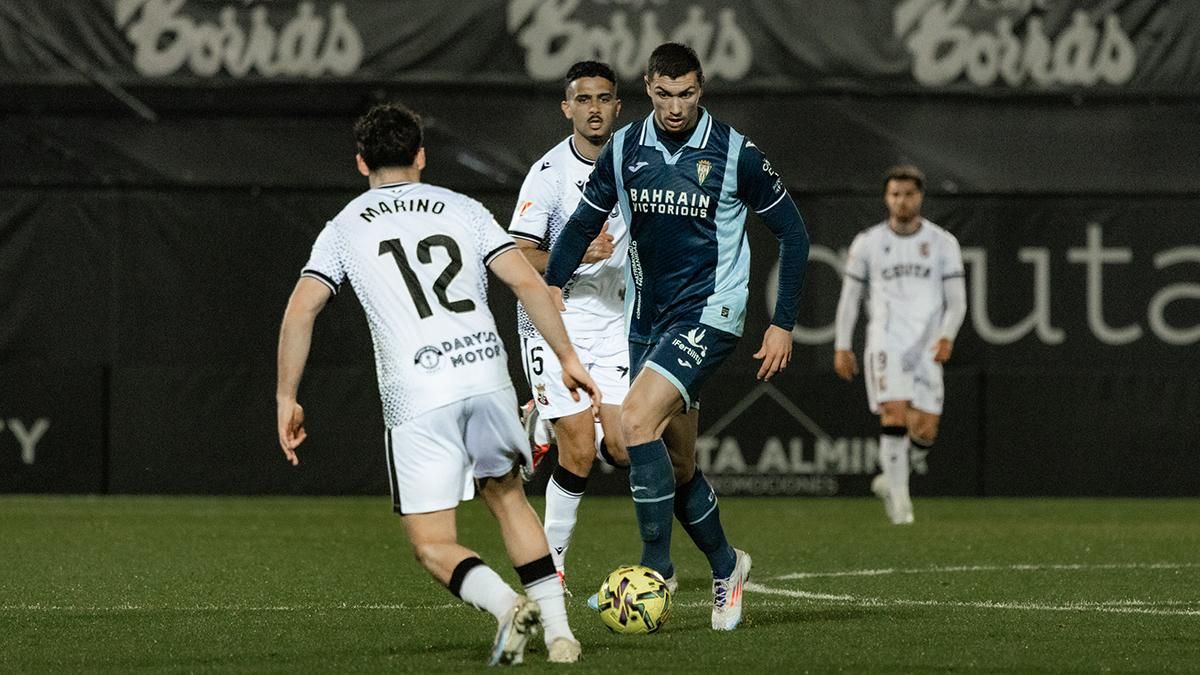 Lance del duelo entre Córdoba CF y Ceuta, los dos equipos que llevan más tiempo sin empatar
