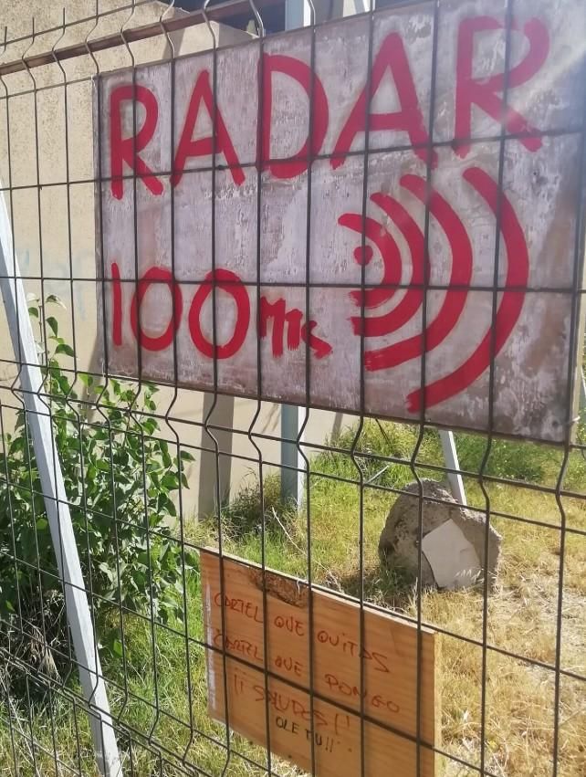 El cartel de abajo reza "Cartel que quites, cartel que pongo".