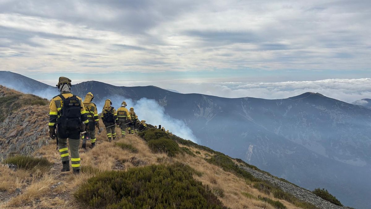 La línea amarilla de integrantes de la BRIF de Tabuyo (León), en un incendio a finales de agosto