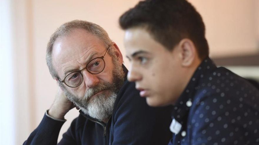 Actor de "Juego de tronos" visita en Alemania a joven amigo refugiado sirio