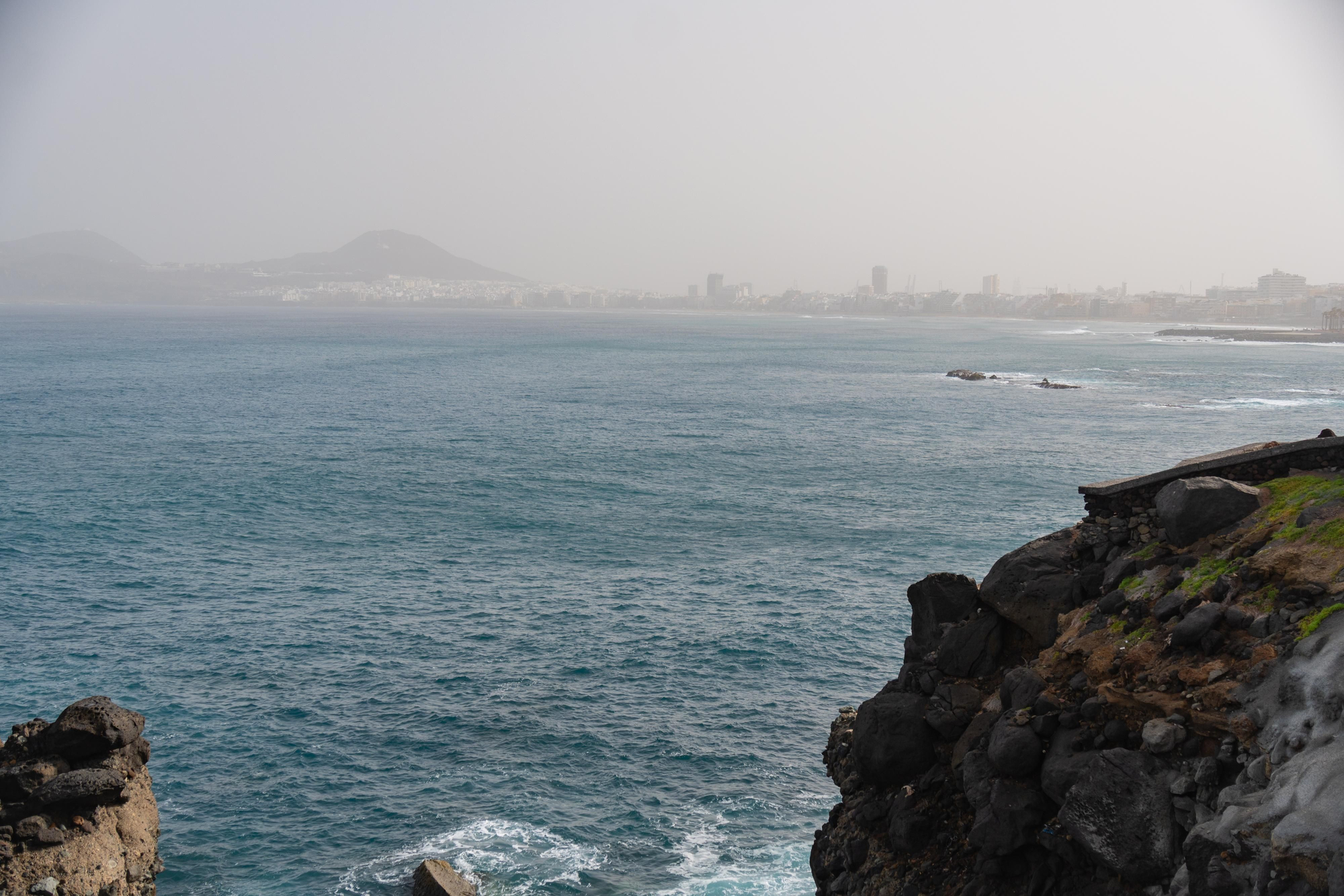 Las Palmas de Gran Canaria bajo una intensa calima este lunes