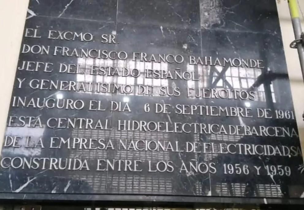 Placa que inauguró Francisco Franco en Compostilla, en el pantano de Bárcena (Ponferrada, León), y que permanece.