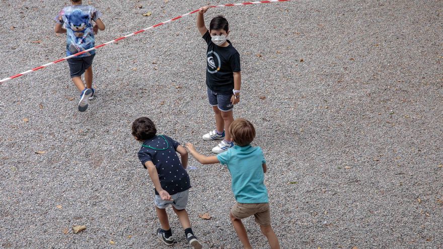 Los patios escolares quedan también libres de mascarillas