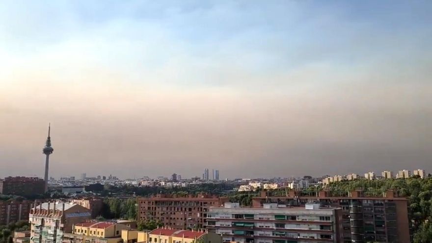 El humo y las cenizas de los incendios forestales alcanzan Madrid: estas son las recomendaciones para protegerse