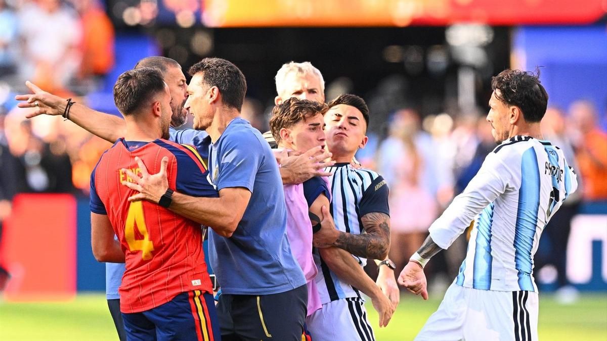 Scaloni intenta separar a algunos de sus jugadores, que al terminar el partido se enzarzaron con varios futbolistas españoles