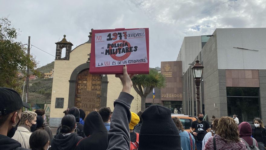 Un simulacro militar dentro del recinto universitario en La Laguna acaba en cargas policiales contra los estudiantes