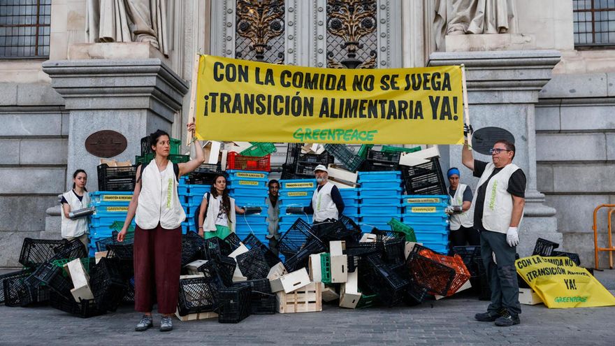 Fotografía facilitada por Greenpeace de la protesta que han llevado a cabo este jueves frente al Ministerio de Agricultura