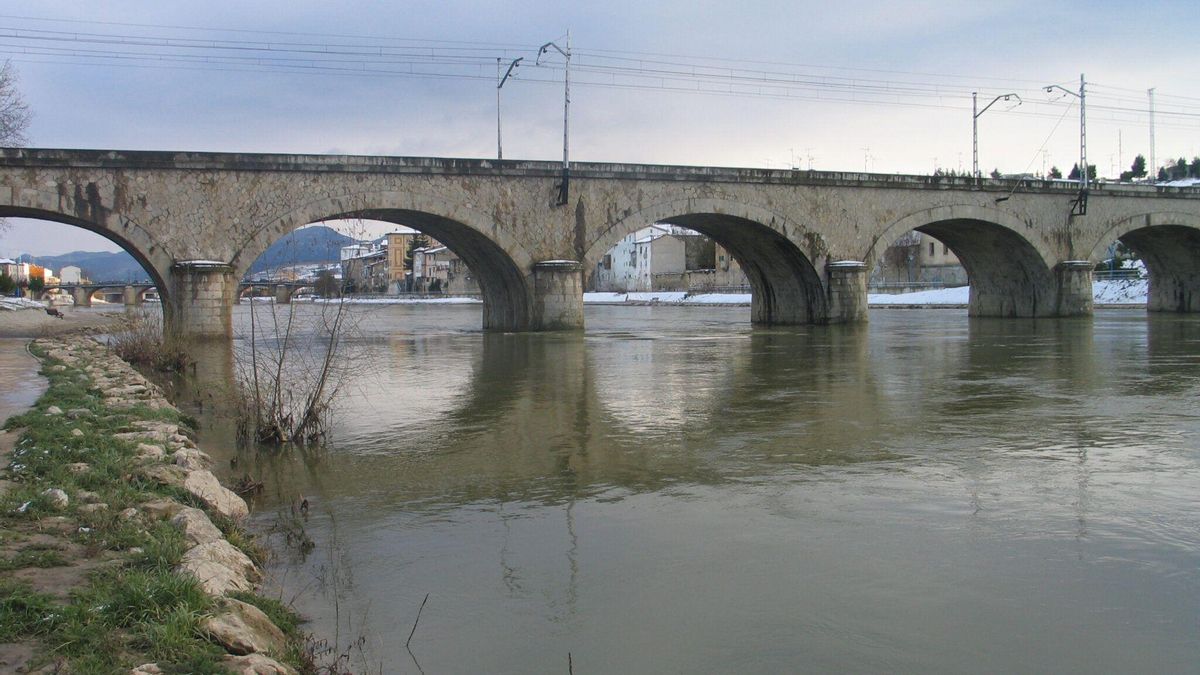 La Guardia Civil investiga el origen de un vertido oleoso en el río Ebro a su paso por Miranda de Ebro