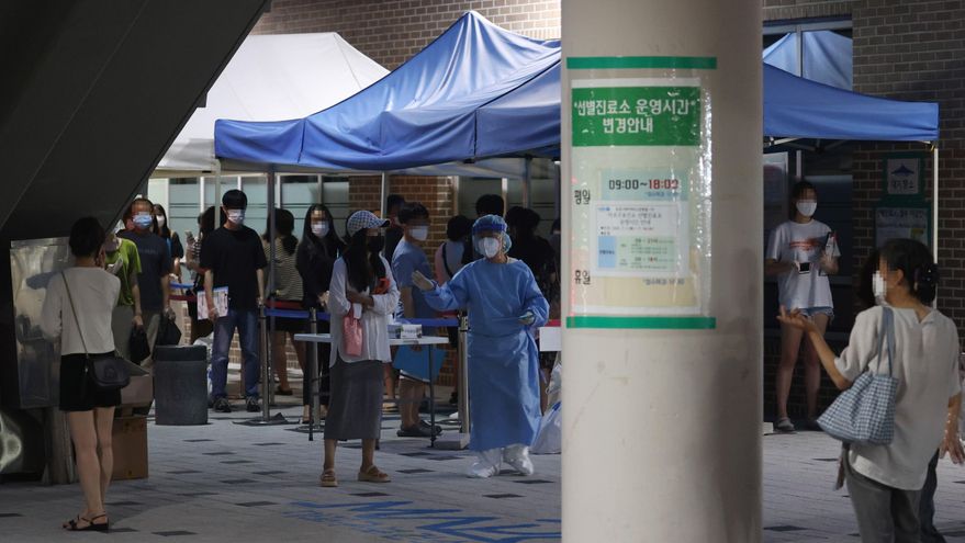 La gente espera en la fila para hacerse la prueba del coronavirus en un sitio de pruebas temporales en Seúl, Corea del Sur.  Corea del Sur suma el máximo de casos diarios en 2021 y mantiene las restricciones. EFE/EPA/YONHAP