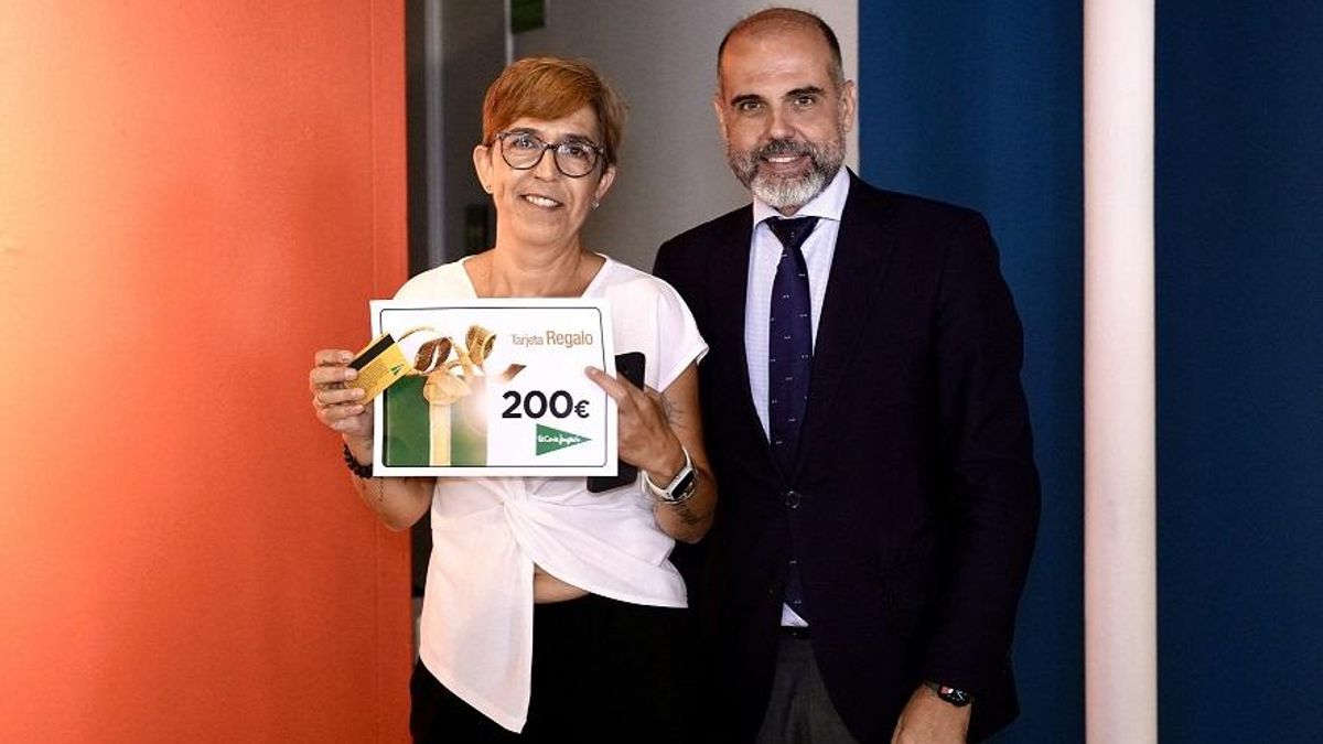 Yolanda Viñas, por 'Romería', segundo premio del concurso, junto a Francisco Mendoza Sánchez. responsable de Comunicación, Sostenibilidad y Relaciones Institucionales de El Corte Inglés, S.A.