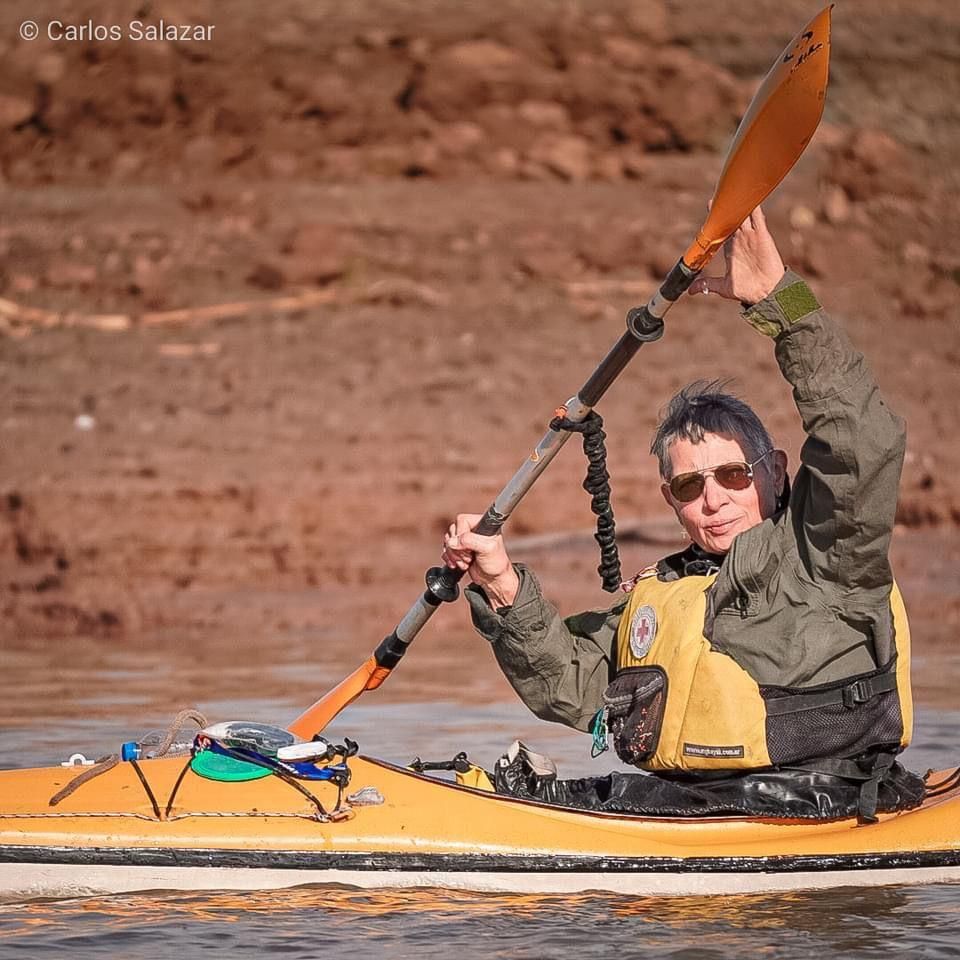 Nadia Boscarol es bióloga y su amor por el agua lo vive montada en su kayak y en su trabajo diario para salvar a los humedales. Foto: cortesía Carlos Cortés