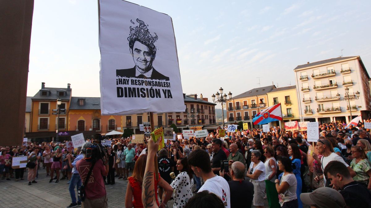 Carteles exigiendo dimisiones por los daños de los incendios forestales en la manifestación de Ponferrada.