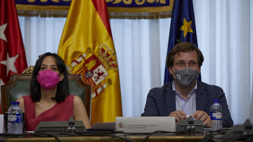 La delegada del Gobierno en Madrid y el alcalde de la ciudad en el primer consejo local de seguridad.