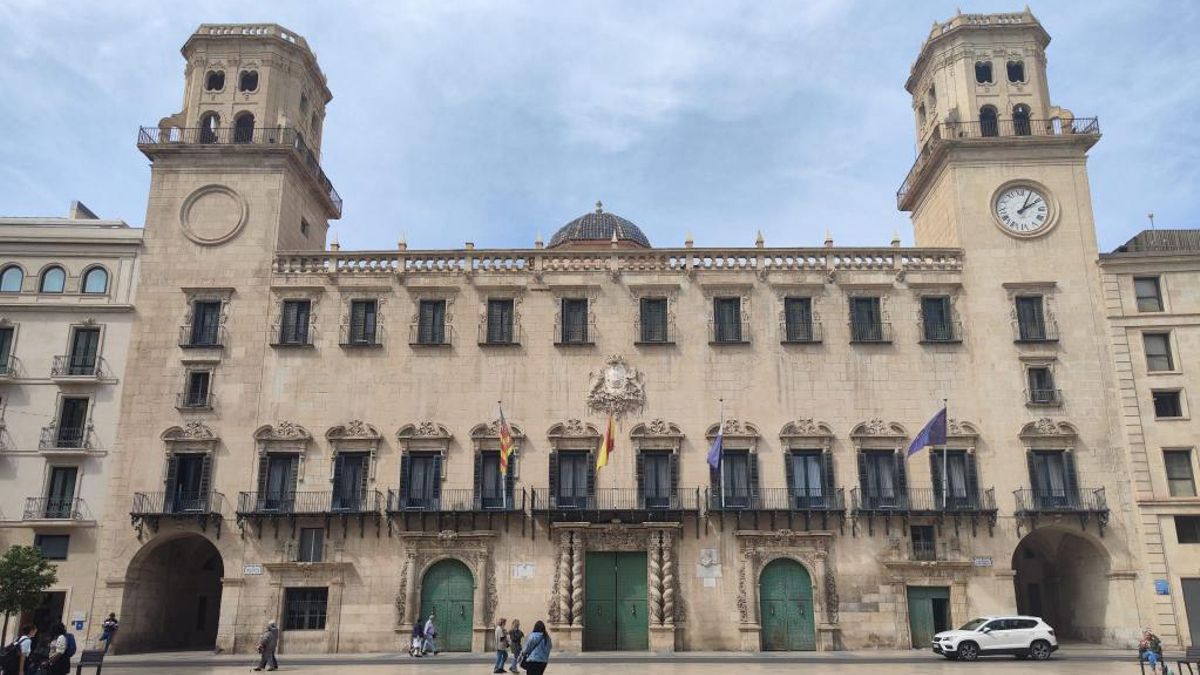 Escándalo de las viviendas protegidas en Alicante: dimite una alta cargo tras el reparto de pisos a sus hijos, a una concejala del PP y a un técnico