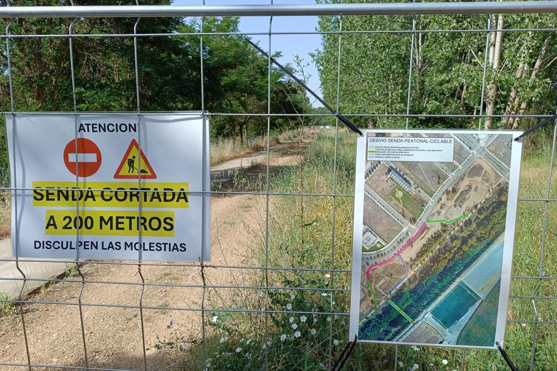 Senda de la Cadamia y La Lastra cortada por las obras de pasarela de la Red de Calor, con un plano del lugar.