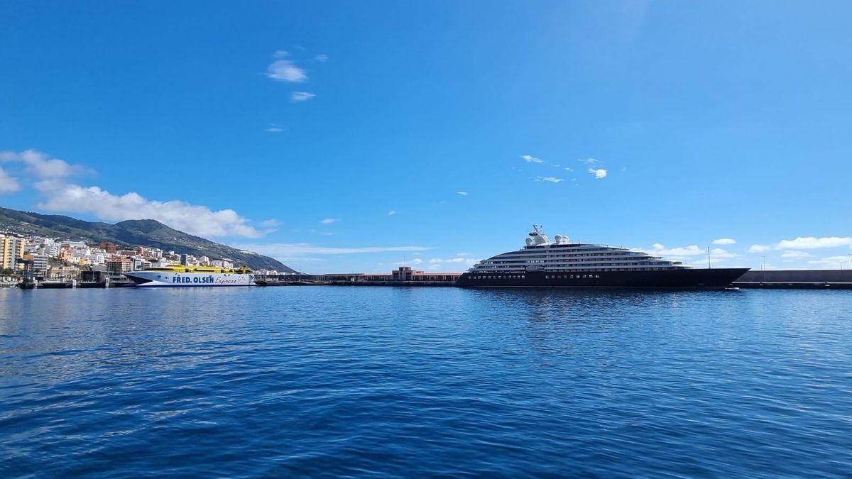 El crucero de lujo ‘Scenic Eclipse’, este lunes, en el puerto de Santa Cruz de La Palma.