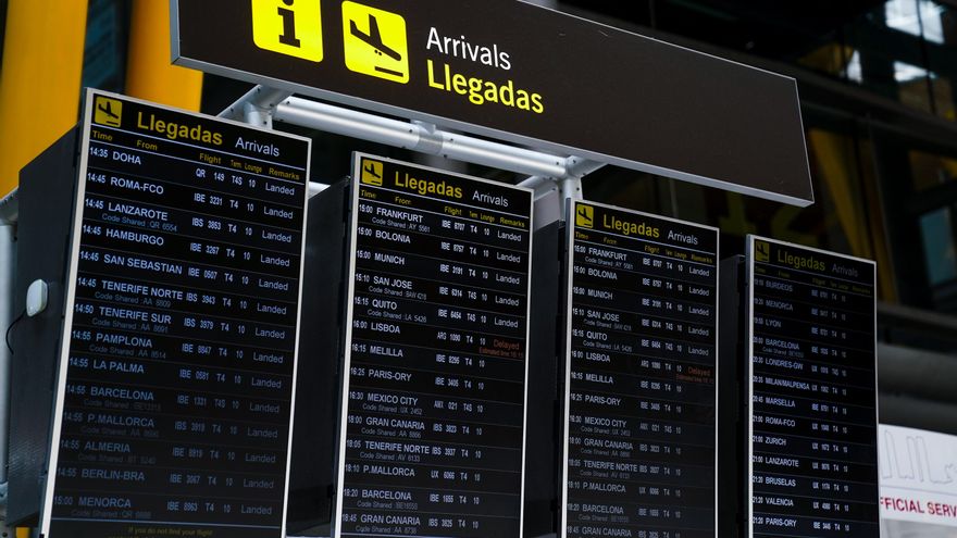 Panel de llegadas en la T4 del aeropuerto Adolfo Suárez, Madrid-Barajas durante el primer día laboral tras el estado de alarma, a 10 de mayo de 2021, en Madrid (España). Tras el fin del segundo estado de alarma, que tuvo lugar ayer domingo 9 de mayo, la C