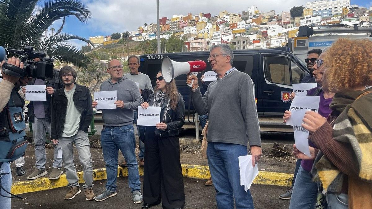 Protesta de algunos de los profesores firmantes de los manifiestos contra el 'honoris causa' a la reina Sofía.