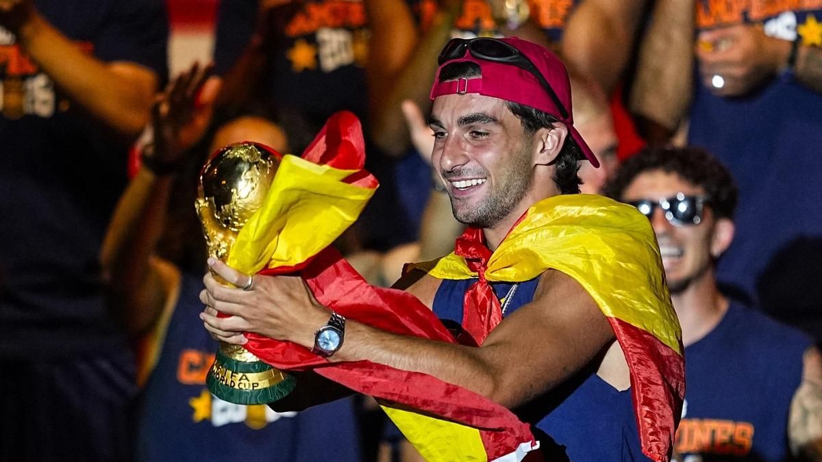 Ferran Torres afirma que "solo" llevó gorra de la celebración "para poder ver a España otra vez en lo más alto": "No sé de política"