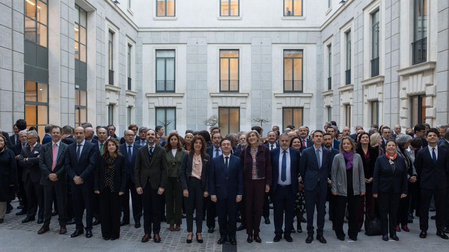 Foto de familia, el ministro de Asuntos Exteriores, Unión Europea y Cooperación, José Manuel Albares (c), posa junto a los embajadores españoles, a su llegada a la IX Conferencia de Embajadores
