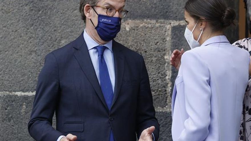 El presidente de Galicia, Núñez Feijoo, y la reina Letizia conversan. (EFE/ Juan Carlos Hidalgo)