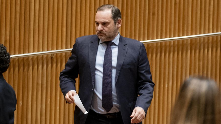 Ábalos dimite como presidente de la Comisión de Interior del Congreso pero mantiene por ahora su acta de diputado