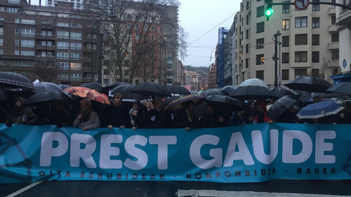 Cabeza de la manifestación en Bilbao en favor del acercamiento de los presos de ETA a Euskadi.