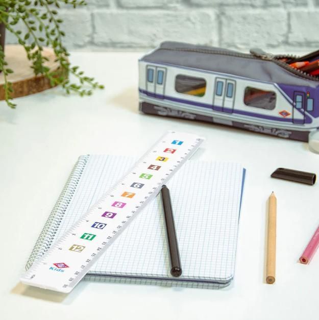 Regla con las líneas de Metro.