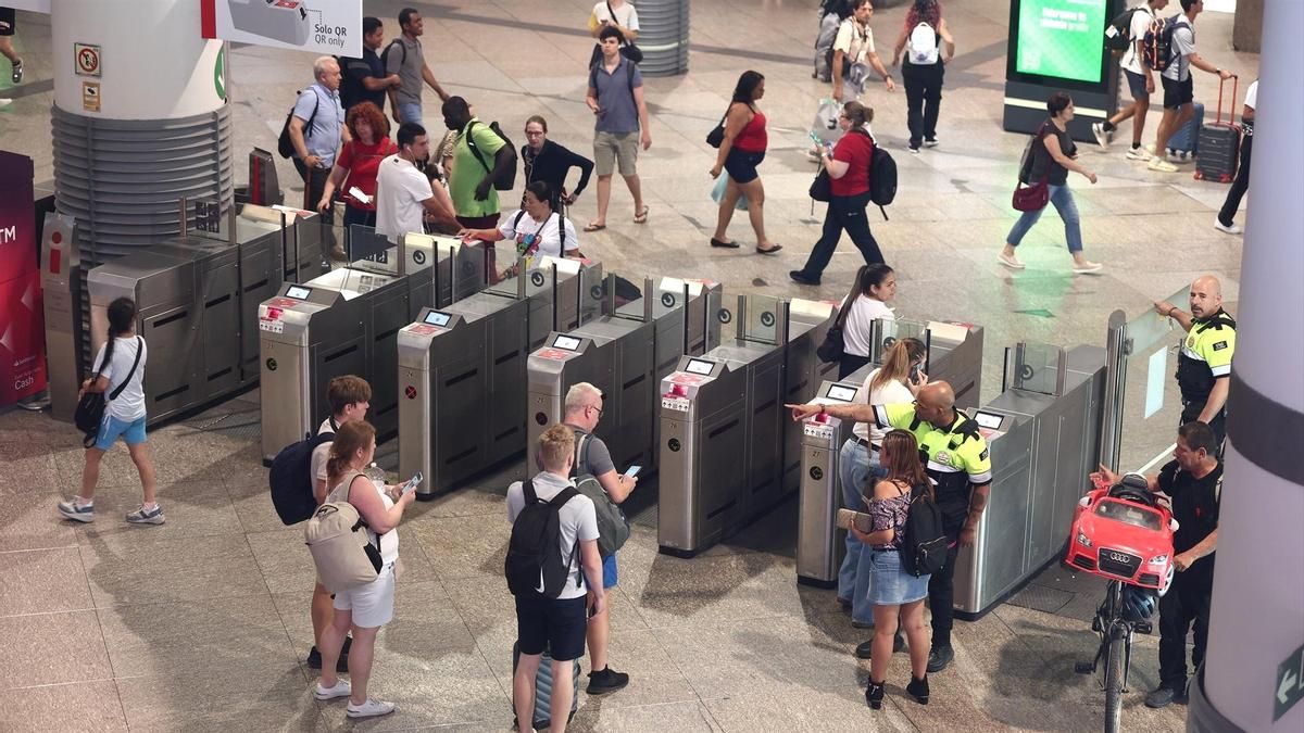 Tarde de caos en Atocha: retrasos en todas sus líneas de Cercanías menos una por un fallo en la señal para maquinistas