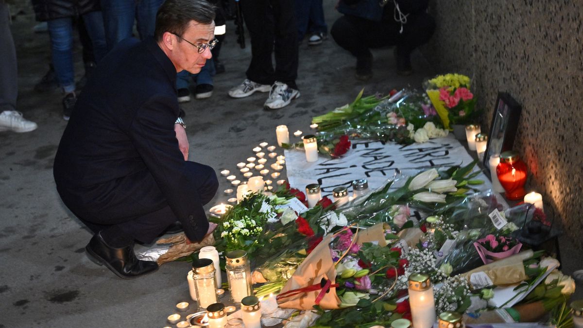 El primer ministro sueco, Ulf Kristersson, ante un monumento conmemorativo al sur de Estocolmo donde un padre fue asesinado a tiros, informes de prensa indicaban que se enfrentó a una pandilla de jóvenes