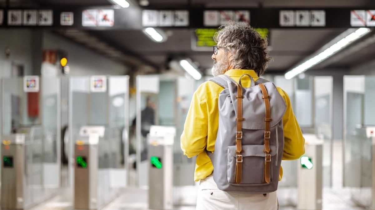Un viajero a punto de pasar los tornos del Metro de Barcelona