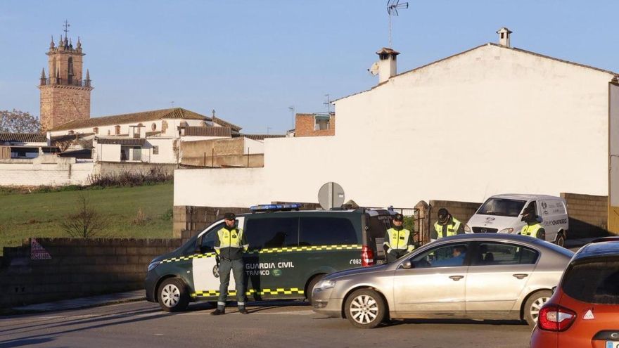 Control de la Guardia Civil a la entrada de Adamuz