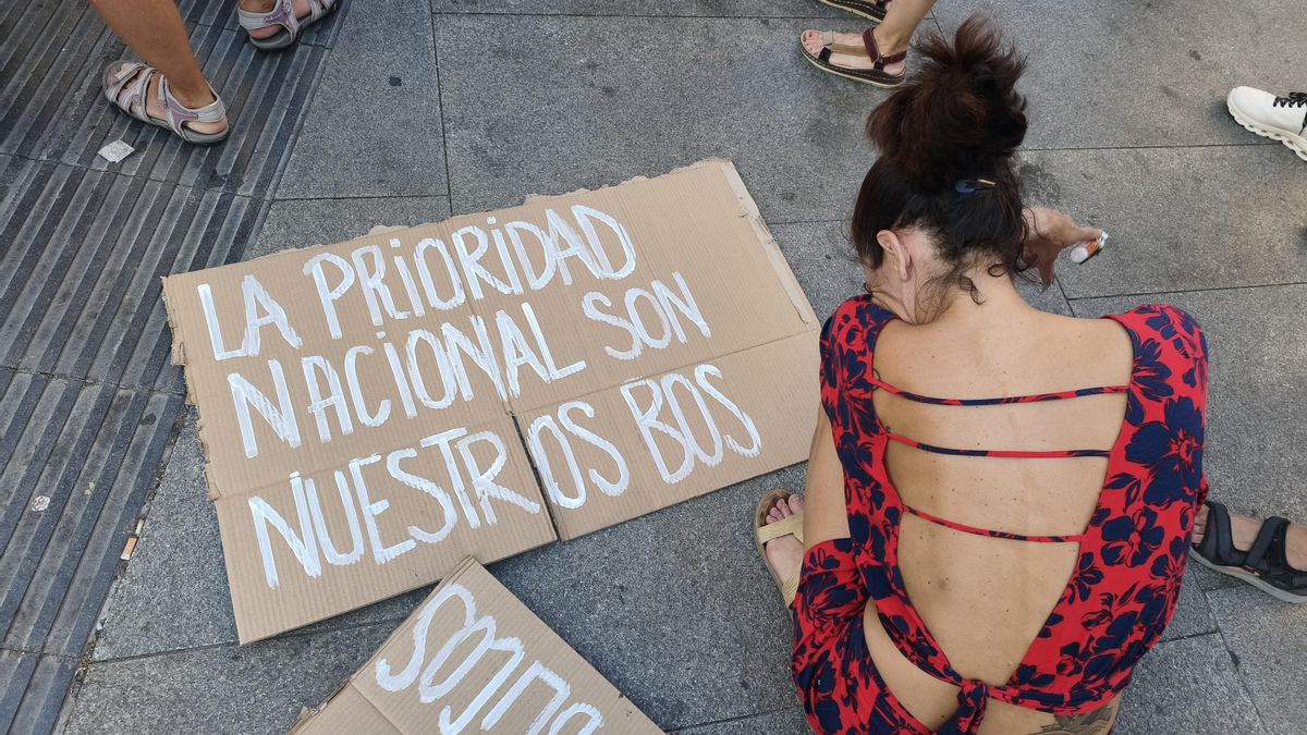 Una mujer prepara una pancarta en la protesta por la gestión de los incendios.