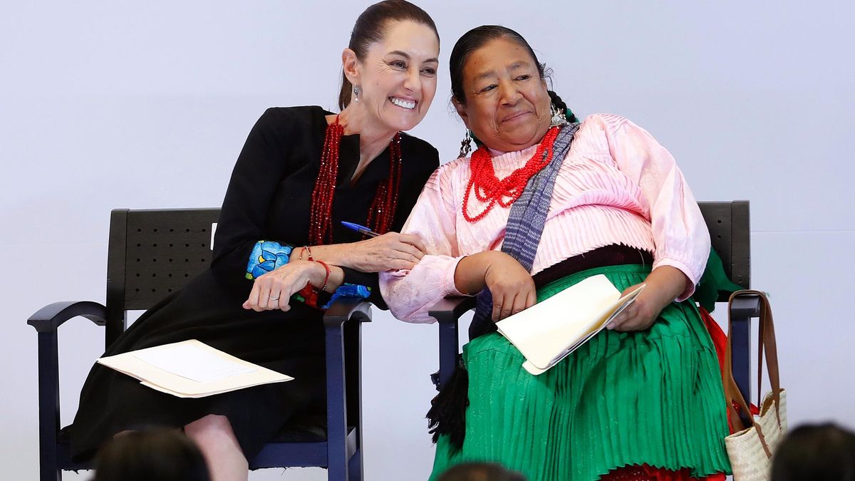 La activista por los derechos del pueblo mazahua, Silvia de Jesús Maya (derecha), en una imagen de 2024 junto a la presidenta de México, Claudia Sheinbaum
