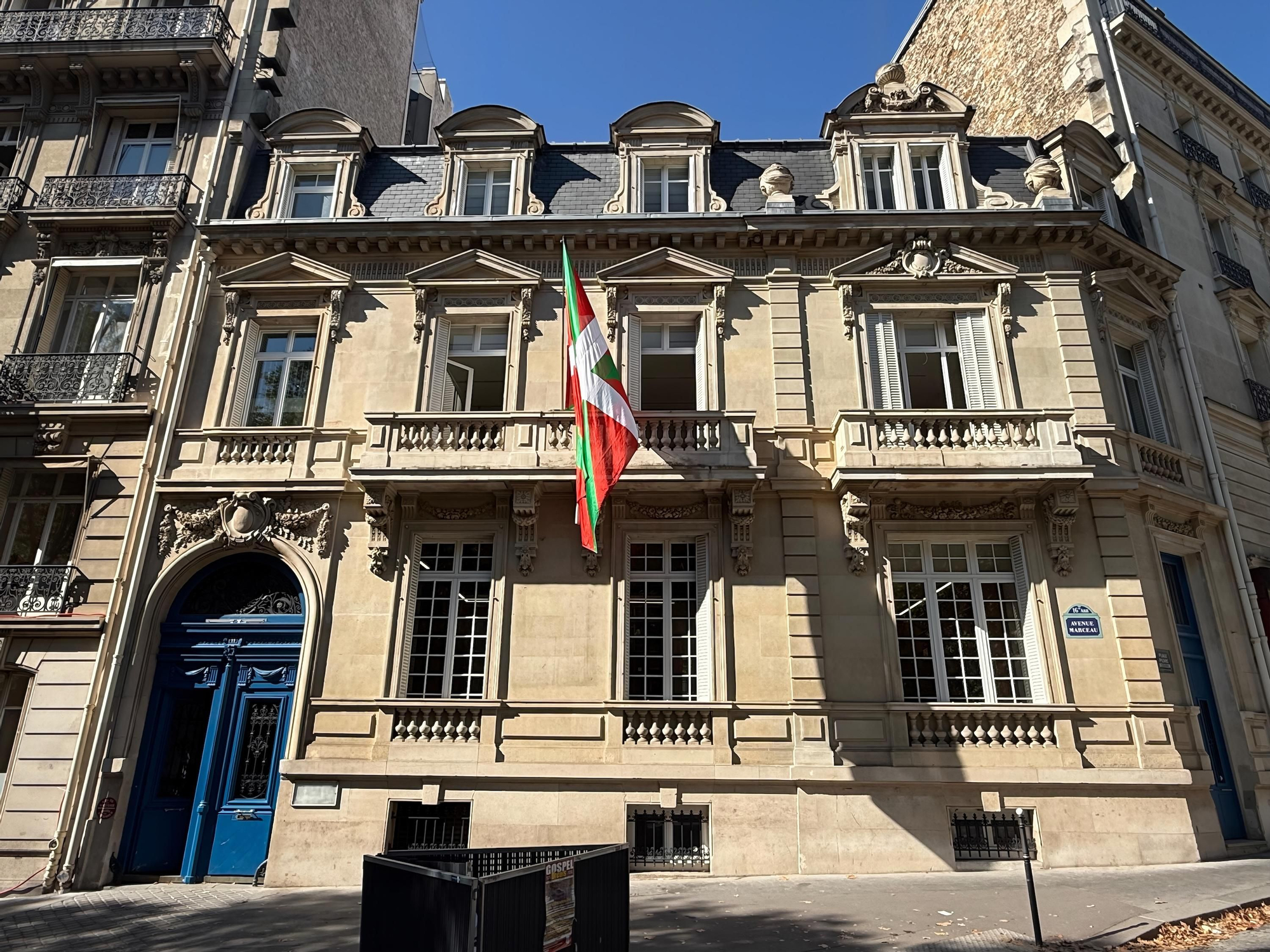 La ikurriña colocada en el palacio, vista desde el exterior