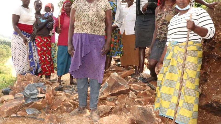 El grupo de mujeres del subcondado de Tindiret, en Kenia, que trabaja la roca para poder enviar a sus hijos al colegio