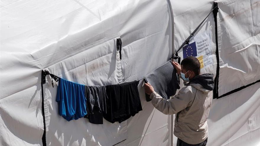 Inundado de aguas fecales uno de los campamentos para personas migrantes de Las Palmas de Gran Canaria