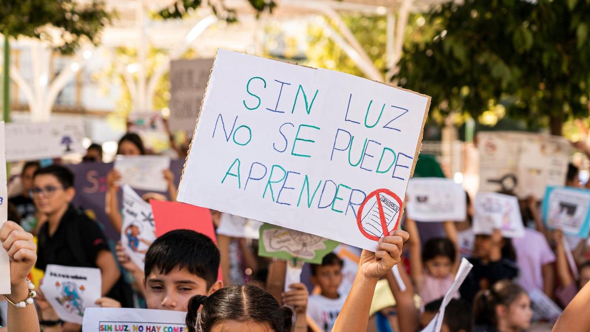 "Sin luz no se puede aprender": un colegio de Sevilla saca los pupitres a la calle para denunciar apagones en clase