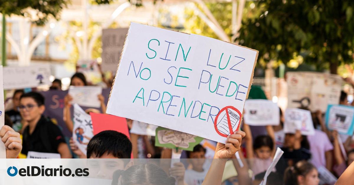 “Sin luz no se puede aprender”: un colegio de Sevilla saca los pupitres a la calle para denunciar apagones en clase