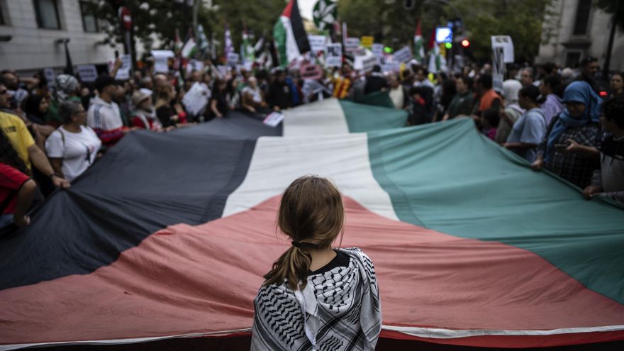 Una bandera gigante de Palestina en la marcha de Madrid el domingo 15 de octubre